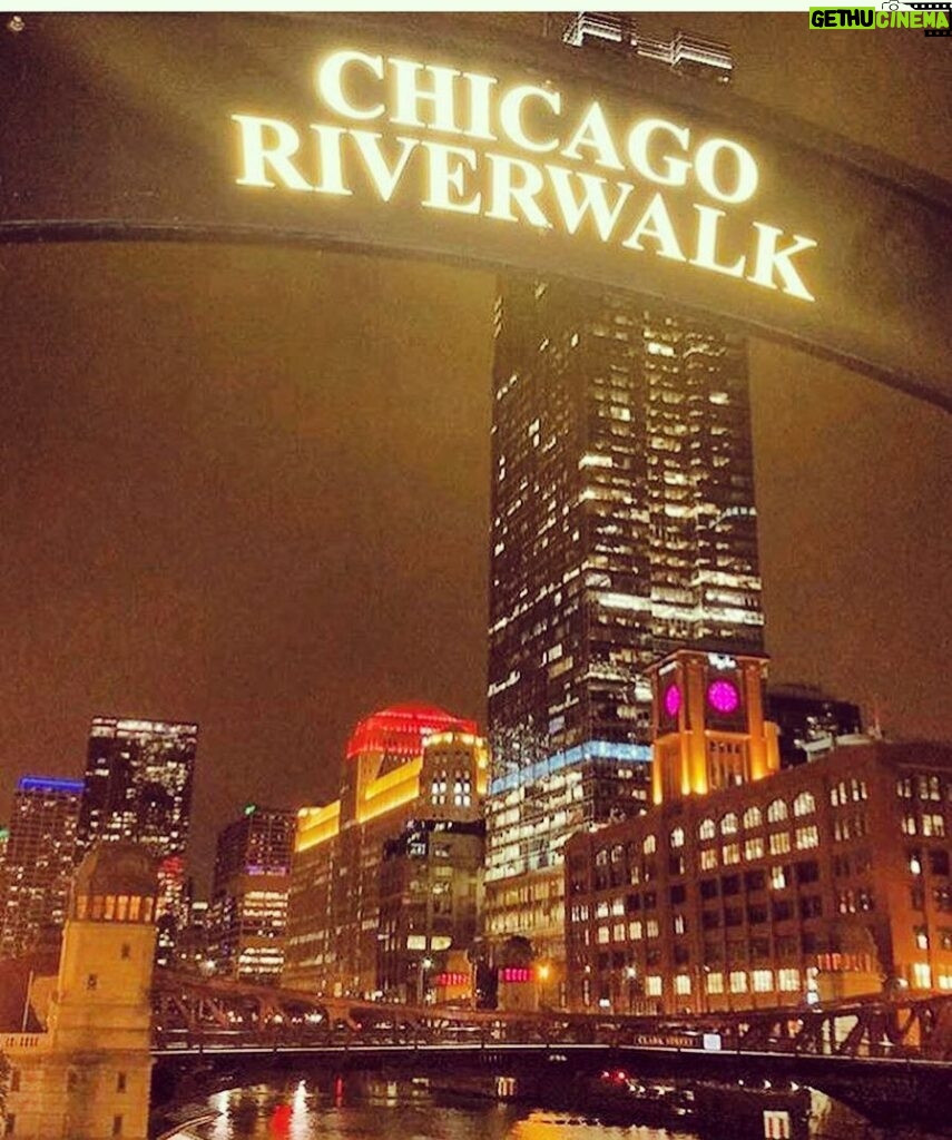 Tolga Karel Instagram - #chicagoriverwalk Chicago Riverwalk
