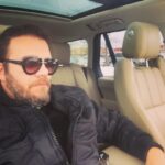 Tolga Karel Instagram - BAĞIŞLA BENİ ŞİİR Bu yıl da Yeni yılın umut veren ilk şiirini yazamadım... Bu ayazda, sokakta evsiz barksız insanları çocukları düşündüm... Daha dün güneşe aldanıp da sürgün veren filiz'i Dünyanın dört bir yanında ölüm gibi büyüyen açlığı; Bitmek bilmeyen savaşları, Acılı anaların daha da artacağını, Ölüm oruçlarını, acıyı, zulmü ve kan emicileri; İşbirlikçileri, itirafçıları, Yağlı urganlarıyla iftiracıları düşündüm... Yeni Hiroşimalara gebe dünyayı; İşkenceyi, kayıpları, katliamları, Zevki sefa içinde tepinen Kapitalizmin insan kanlarıyla besili hayvanlarını düşündüm... Üzüldüm, ağladım, tiksindim... Ve sıktım yumruğumu dağ gibi bir öfkeyle Kavgayı güzel eyleyen emeğin önünde saygıyla eğildim... Bağışla beni Şiir, Bu yıl da yeni yılın umut veren ilk şiirini yazamadım... Target Store Plainfield