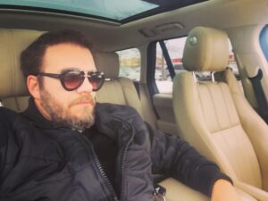 Tolga Karel Instagram - BAĞIŞLA BENİ ŞİİR

Bu yıl da Yeni yılın umut veren ilk şiirini yazamadım...
Bu ayazda, sokakta evsiz barksız insanları çocukları düşündüm...
Daha dün güneşe aldanıp da sürgün veren filiz'i 
Dünyanın dört bir yanında ölüm gibi büyüyen açlığı;
Bitmek bilmeyen savaşları,
Acılı anaların daha da artacağını,
Ölüm oruçlarını, acıyı, zulmü ve kan emicileri;
İşbirlikçileri, itirafçıları,
Yağlı urganlarıyla iftiracıları düşündüm...
Yeni Hiroşimalara gebe dünyayı;
İşkenceyi, kayıpları, katliamları,
Zevki sefa içinde tepinen
Kapitalizmin insan kanlarıyla besili hayvanlarını düşündüm...
Üzüldüm, ağladım, tiksindim...
Ve sıktım yumruğumu dağ gibi bir öfkeyle
Kavgayı güzel eyleyen emeğin önünde saygıyla eğildim...
Bağışla beni Şiir,
Bu yıl da yeni yılın umut veren ilk şiirini yazamadım...