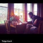 Tolga Karel Instagram - konuşamayanların ülkesiydi benim Ülkem sen eğitimlimlisin sen zenginsin sen fakirsin sen alaylısın sen - sen söylesin sen dincisin sen ateistsin sen hiçbişeysin Benim ülkemde herkes Sen diye başlardı cümlelere 🌎 oysa hepimiz bir tabaktan yerdik gençliğimizde önümüzde yokluk lâkin hayallerimiz vardı O kürttü ben türk'tüm o türktü ama benden daha havalıydı mesela hep sen vardı o vardı o nun ego'ları vardı senin edilmişliğin vardı ama hep vardı hiç kimse ama hiç kimse kendi içindeki yokluğu konuşmadı mesela konuşamadı !!! konuşamayanların ülkesi oldu herkes konuşamayanların ülkesinde herkes yara aldı yaralandı herkes yabancılaştı Annem 40 yıllık komşusuna babam sofrada rakısını içtiği arkadaşına kardeş kardeşin ocağına adam sokaktaki çocuğuna musallat oldu kıssadan hisse !!!! bir Ayna alın .... ve oturun o aynada bir bakın kendinize ben nerdeyim ve nasıl sevicem diye sevmek kar gibi beyaz dır kötülüğü karanlığı örter nerde olduğunuzu bir tek gerçek Ayna söyler !! şayet iki koşuldan da kaçıyorsanız kaçış serbest -- zaten hep bişeylerden kaçtınız yaa 👏🏻👏🏻👏🏻🇺🇸🌎🇹🇷 Tolga Karel