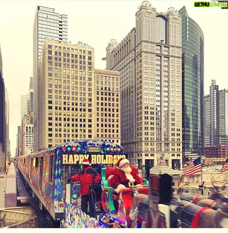 Tolga Karel Instagram - happy holidays train #chicago 🚉🚂🚂 Merchandise Mart