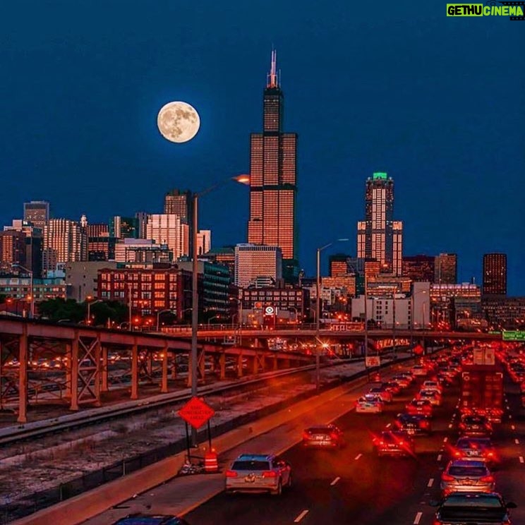 Tolga Karel Instagram - 18 yıl sonra bir başka gecede tekrar görüşmek üzere #moonlight 🙏🏻🇺🇸 #chicago Chicago, Illinois