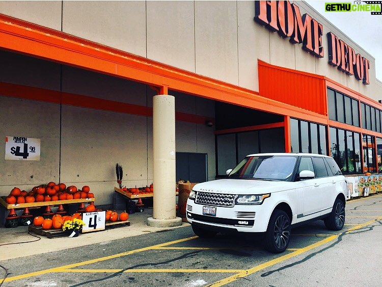 Tolga Karel Instagram - pumpkins season 🎃🎃🎃 ☺️❤️ #halloween The Home Depot