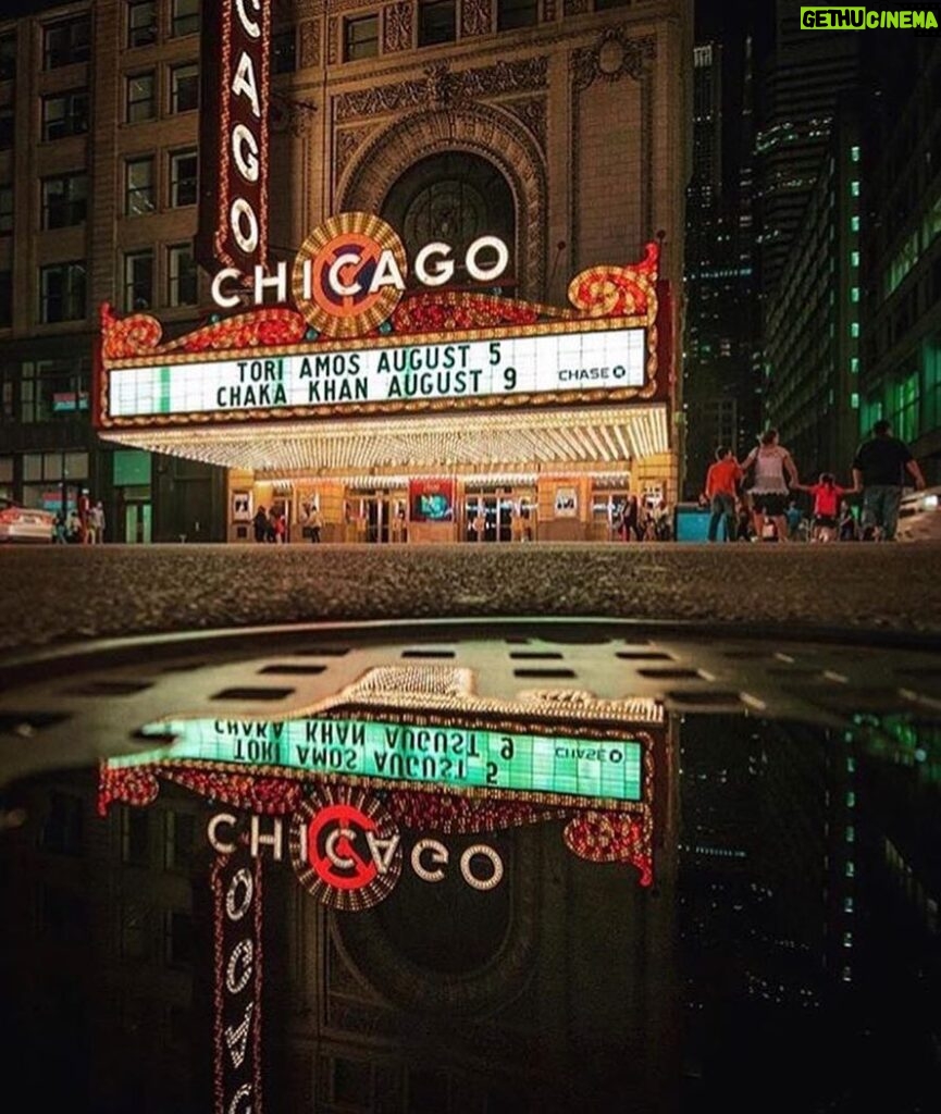 Tolga Karel Instagram - Happy birthday ❤️☺️🇺🇸 october 12 #chicago 🙏🏻😊 Bugün doğum günümü kutlayan değerli eşim'e #sarahmargaretonce ve tüm dostlarıma ve özelden gelen tüm mesajlara çok teşekkür ederim 🙏🏻🙏🏻😊❤️ yaş #38 her yılın ayrı bir güzelliği var ve yaşam dediğin gerçekten bir tiyatro sahnesi 🇺🇸😊 sahne kapandığında göçüyoruz bu hayattan .Yaşam kısa o yüzden her anın kıymetini bilmeniz dileğiyle T.K ❤️🙏🏻 The Chicago Theatre