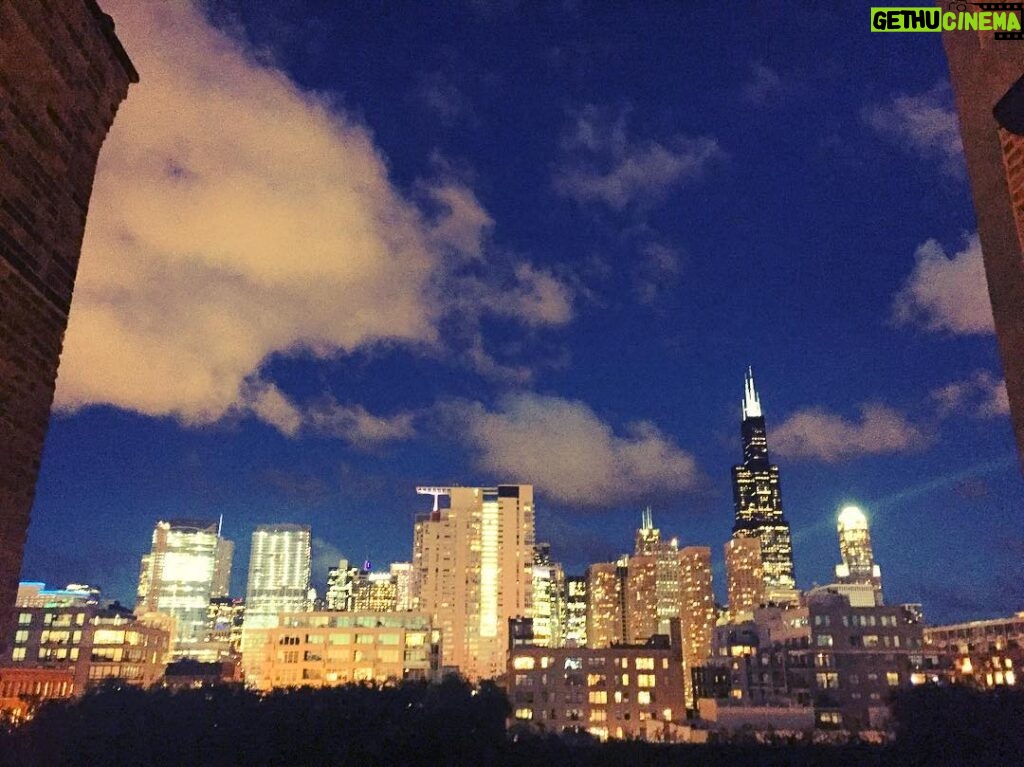 Tolga Karel Instagram - nightview #chicago ❤️🌎 Acorn lofts (O'connor)