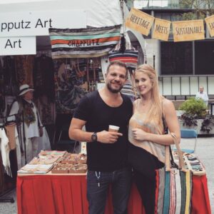 Tolga Karel Instagram - Sevgili kardeşim @yasin.sert'le sonunda Chicago Türk Festivalinde buluştuk. Sustainable fashion alanında yaptığı güzel bir projesi var: @chapputz 
Birkaç ay önce haberlerde tatlı bir teyzeyle birlikte görmüştük. Şimdi de Chicago'da görünce çok sevindik. Çanta tasarımlarını da çok sevdik :)