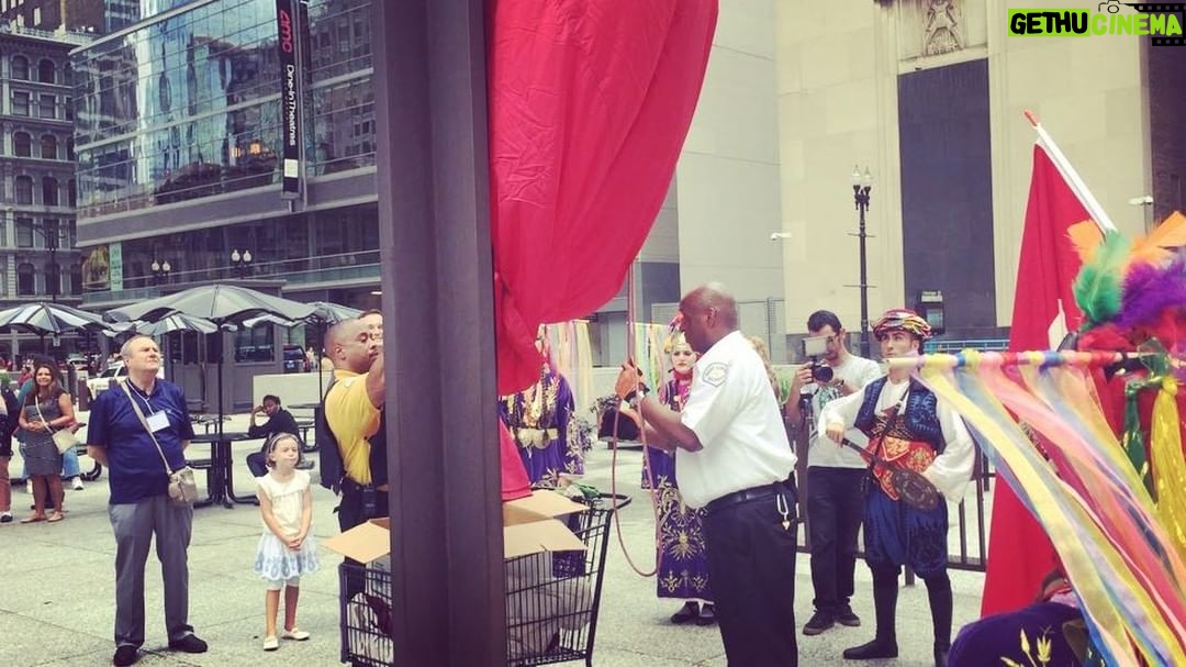 Tolga Karel Instagram - @sakamedical #chicago big honnor Ne Mutlu böyle gurur verici bir anâ şahit olmak 🇹🇷🌎🇺🇸🙏🏻🙏🏻 Ne Mutlu Türk'üm diyene 🙏🏻😊 #sakamed Daley Plaza Downtown Chicago