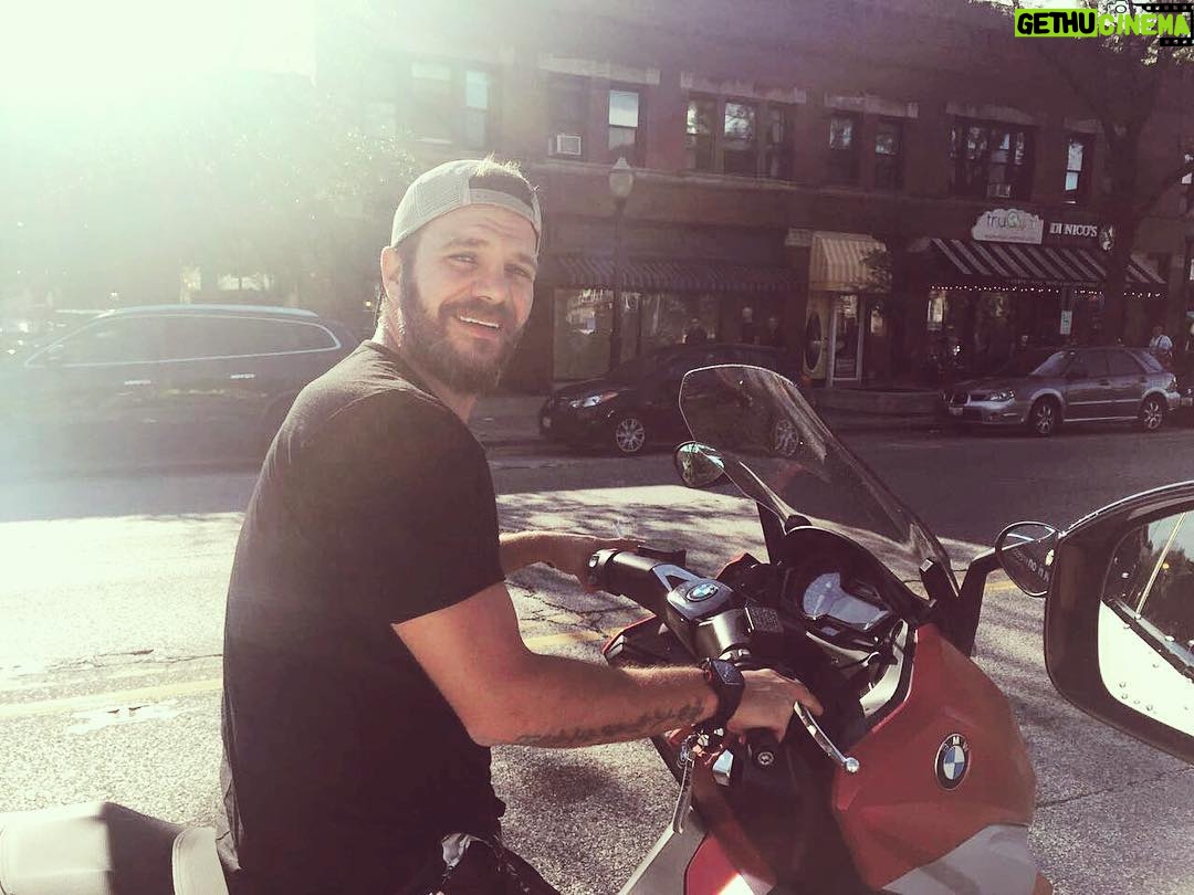 Tolga Karel Instagram - Chicago street style 😊❤️🌎 #bmwc650sport #chicagonewlife Acorn lofts (O'connor)