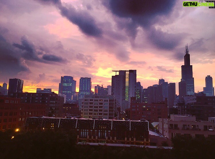 Tolga Karel Instagram - #sunrise #chicago Morning mood 🇺🇸 Acorn lofts (O'connor)