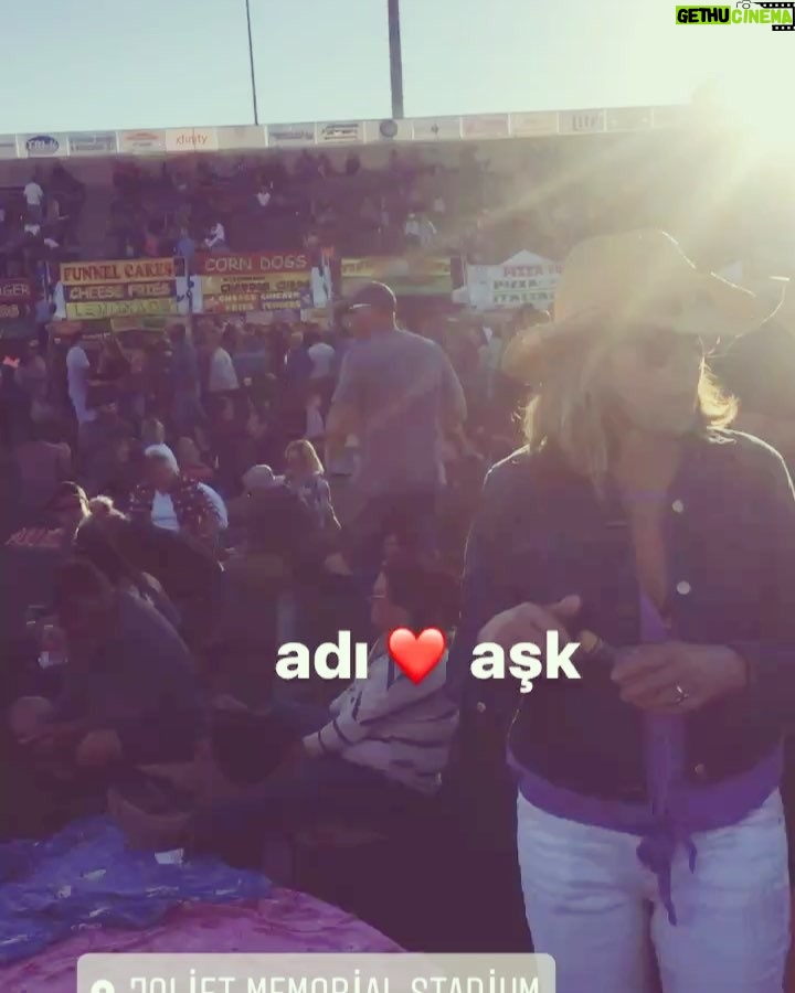 Tolga Karel Instagram - ponçik dansı 😎❤🇺🇸 Joliet Memorial Stadium