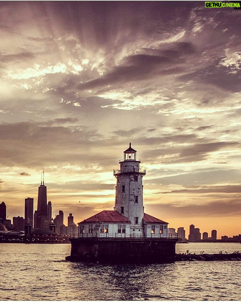 Tolga Karel Instagram - bu kuleyi görünce aklıma İstanbul #kızkulesi geldi birden ah İstanbul ah ama chicago'da İstanbul'u aratmıyor buda bi gerçek 🇺🇸❤🇹🇷 Chicago Harbor Lighthouse