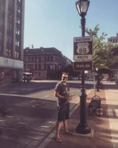 Tolga Karel Instagram - bu yoldan böyle düz gidersen İllinois den Arizona'ya los angelas a kadar gidersin #route66 👍🏻🇺🇸 bu arada İllinois'in başkenti #Chicago diye bilinir ama aslında #springfieldillinois ' dır öyle de küçük bi düzeltme yapalım 👍🏻😎 Springfield, Illinois