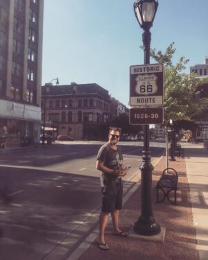 Tolga Karel Instagram - bu yoldan böyle düz gidersen İllinois den Arizona'ya los angelas a kadar gidersin #route66 👍🏻🇺🇸 bu arada İllinois'in başkenti #Chicago diye bilinir ama aslında #springfieldillinois ' dır 
öyle de küçük bi düzeltme yapalım 👍🏻😎