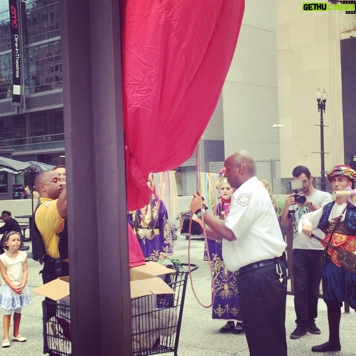 Tolga Karel Instagram - #Chicago @sakamedical Amerikanın finans merkezi Chicago'nun göbeğinde #daleyplaza da eğer #Sakamed Amerika'lılara bizim şanlı bayrağımızı göklerde dalgalandırıyorsa bunu dünyanın her ülkesinde başarabiliriz .yeterki isteyelim yeterki inanalım 🇹🇷🇺🇸 işte Yeni Türkiye böyle olacak !!! çalışarak olacak bizi ve değerlerimizi anlatarak olacak az konuşup çok iş yaparak olacak !!! Yorulmadan yılmadan bu ülkenin Vatansever evlatları ile olacak zaman artık kendi ülkemizi Sağlık ta turizm de kültürde dış dünyaya anlatma zamanıdır zaman artık kavga etmek değil yeniden birlik olma zamanıdır zaman artık Bu ülkeyi geleceğe taşıyacak Vatansever evlatların sırtındadır sevgili dostlar yeterki bir olalım yeterli dik duralım yeterki biz Türkler birbirimize inanalım 🙏🏻🇹🇷 Tolga Karel CEO Sakamed Medical Group LLC Sakamed Sağlık Turizm Dış ticaret A.Ş #29ekim #cumhuriyetbayramı #yenitürkiye #kutluolsun #happyturkishrepublicday #nemutlutürkümdiyene Richard J.Daley Center