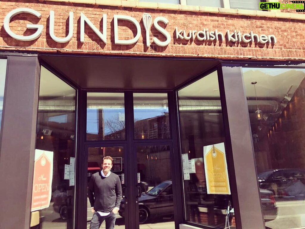 Tolga Karel Instagram - Amerika'nın en güzel yanı #kurdishkitchen İnsanların özgür ve hür yaşaması sanırım. Kürt Türk ayrımı yapmak sadece bizim coğrafyada birilerinin işine geliyor.Oysaki sevgili Kürt kardeşlerim chicago'da nefis bir Kürt restoranı açmış.Gundis'in anlamını Kürtçe bilen kardeşlerim iyi bilir . ziyaret ettik müthiş ağırlandık.İnsan gibi. hürmet saygı ve sevgi ile 🙏🏻🇺🇸 yemekleri sabah kahvaltısı ve eti kebabı müthiş lezzetli hani ne farkı var Türk mutfağından açıkcası oda aynı helal olsun 1000 yıllık geçmişimizde aynı kültürü yaşamış aynı sofradan yemiş insanlarız ne fazla ne eksik çok taktir ettim ne mutlu Türk - Kürt kardeşliği keza hepimizin geldiği coğrafya belli 🙏🏻🙏🏻 hepimiz o topraklarda kalbimizin ekmeğini yiyoruz vesselam 😊🙏🏻🌎 #kurdish #kurdishgram #kurdishstyle #kurdishfashion #kurdishculture The Gundis