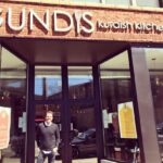Tolga Karel Instagram - Amerika'nın en güzel yanı #kurdishkitchen İnsanların özgür ve hür yaşaması sanırım. Kürt Türk ayrımı yapmak sadece bizim coğrafyada birilerinin işine geliyor.Oysaki sevgili Kürt kardeşlerim chicago'da nefis bir Kürt restoranı açmış.Gundis'in anlamını Kürtçe bilen kardeşlerim iyi bilir . ziyaret ettik müthiş ağırlandık.İnsan gibi. hürmet saygı ve sevgi ile 🙏🏻🇺🇸 yemekleri sabah kahvaltısı ve eti kebabı müthiş lezzetli hani ne farkı var Türk mutfağından açıkcası oda aynı helal olsun 1000 yıllık geçmişimizde aynı kültürü yaşamış aynı sofradan yemiş insanlarız ne fazla ne eksik çok taktir ettim ne mutlu Türk - Kürt kardeşliği keza hepimizin geldiği coğrafya belli 🙏🏻🙏🏻 hepimiz o topraklarda kalbimizin ekmeğini yiyoruz vesselam 😊🙏🏻🌎 #kurdish #kurdishgram #kurdishstyle #kurdishfashion #kurdishculture The Gundis