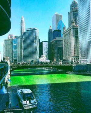 Tolga Karel Instagram - #River why is green ? 🍀 #chicagoriver 
because St Patrick's day 
for this reason every year the city of chicago 
dyes the river green as annual celebration or tradition 👍🏻🇺🇸 #stpatricksdaychicago