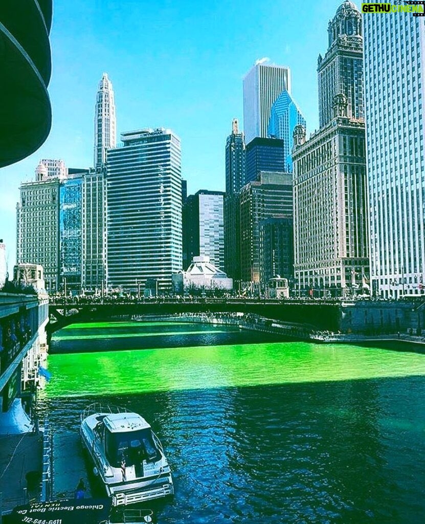 Tolga Karel Instagram - #River why is green ? 🍀 #chicagoriver because St Patrick's day for this reason every year the city of chicago dyes the river green as annual celebration or tradition 👍🏻🇺🇸 #stpatricksdaychicago Chicago River