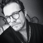 Tolga Karel Instagram - TÜRK DİZİ SEKTÖRÜ ÇÖKMEKTEN NASIL KURTULUR Hep diyoruz ya yen'i Türkiye yeni Türkiye yen'i Türkiye Dizi sektörünede gelmeli acilen bu konuda bana çok soru soruyorsunuz ne olacak bu sektörün hali her karakter her senaryo birbirine benziyor hikayeler tıkandı duygular tıkandı aktörler tıkandı diye sevgili okur ve dostlarım Amerika'ya yerleşmeden önce çok defa yazdım fakat baktım hiç bişey değişmiyor 🇹🇷 lakin gelin Tolga demedi demeyin bugün TARİHE bir not düşelim !!! ---------------------------------------------- 1- Denenmiş işlerin Reyting garantisi getireceğinden vazgeçilirse 2- Entrika dizisi üretmenin, bilim kurgu, polisiye ya da dönem dizisi üretmekten daha az maliyetli olduğu düşüncesinden vazgeçilirse 4- Nasıl olsa Halkın 'tepkisiz düşüncesinden yararlanılmazsa 5- Dizi sektörü topu topu beş yapımcının tekelinden çıkıp rekabet kaliteyi artıracağı için bu sayı daha fazla artarsa 6- Dizilerin hikayeden çok 'oyuncu' üzerine kuruluyor olmasından vazgeçilirse 7- Dış pazarda (Özellikle de Arap ülkelerinde) entrika dizilerinin ilgi görüyor düşüncesinden bir önce vazgeçilirse 8 - Ve en önemliside Yeni yaratıcı genç senaristlere yer açılırsa Türk Dizi sektörü çökmekten kurtulur #Cimfa