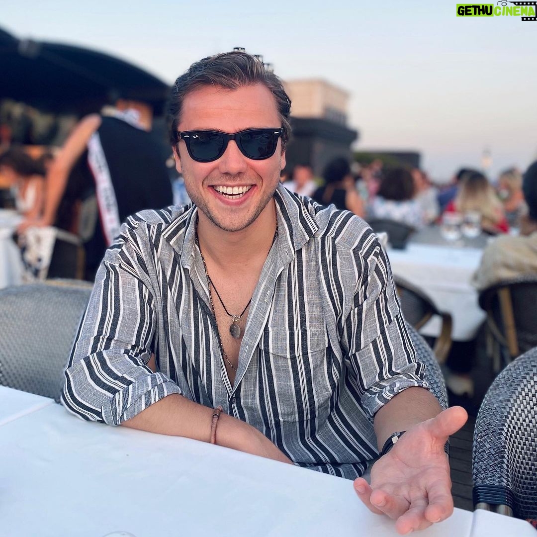 Tolga Sarıtaş - 461.2K Likes -