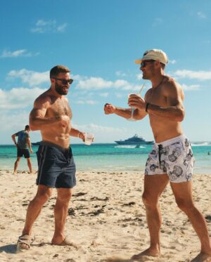 Tom Brady Instagram - Beach day with the crew 🤟🏻☀️🏈