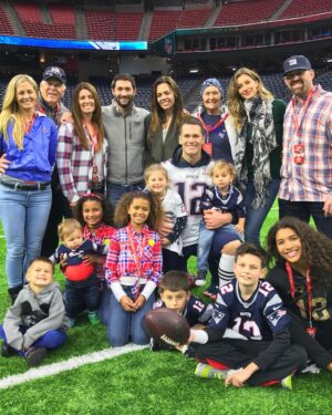 Tom Brady Instagram - I love my family
I love my teammates
I love my friends
I love my coaches 
I love football 
I love you all 

I am truly grateful on this day. Thank you 🙏🏻❤️