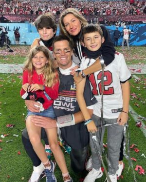 Tom Brady Instagram - I love my family
I love my teammates
I love my friends
I love my coaches 
I love football 
I love you all 

I am truly grateful on this day. Thank you 🙏🏻❤️