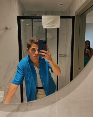 Tomás Silva Instagram - 200% fora da minha zona de conforto com este fit mas nunca me senti tão bem e feliz por estar a ver um dos meus artistas preferidos 🫶 Harry Styles, Love on Tour (2022)