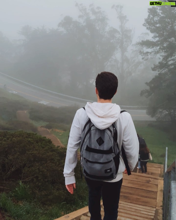 Tomás Silva Instagram - San Francisco dump 🌁 Apesar do tempo que não ajudou, valeu totalmente a pena passar os últimos 3 dias a conhecer esta cidade! E estou neste momento a caminho do último destino desta viagem ✈️🗽 San Francisco, California