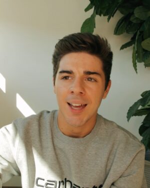 Tomás Silva Instagram - Enquanto tento não dar em louco com o último ano de faculdade, quem ainda estiver na escola e for do 7º ao 12º ano, pode ganhar até 1000€ só por tirar boas notas! O programa CANOTA20 do @creditoagricola vai premiar os melhores alunos e vocês podem ser os escolhidos. Deslizem na foto para saberem mais informações, afinal não é todos os dias que se é pago para estudar 💸💰
 
#pub #creditoagricola #canota20 #cajovens