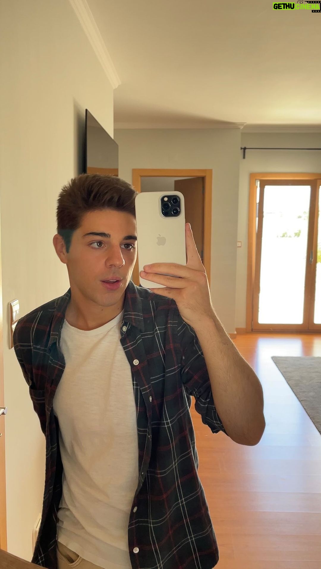 Tomás Silva Instagram - All day all night study sesh 📚🌚 Estou na reta final do meu curso e nos próximos tempos vou andar a estudar para os exames. Como sei que muitos de vocês também estão a passar por essa fase, gravei um dos meus dias de estudo acompanhado pelo @vividorm, o suplemento alimentar que me tem acompanhado ao longo deste ano e ajudado a ter energia para estar focado e a descansar melhor durante a noite! Boa sorte a todos, é pensar que está quaaaaseee! 💪🏻