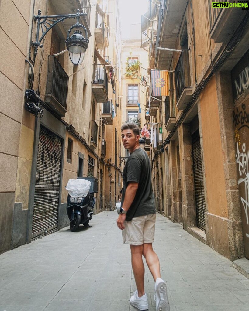 Tomás Silva Instagram - back to our regularly scheduled programming 🇪🇸🥘 Barcelona, Spain