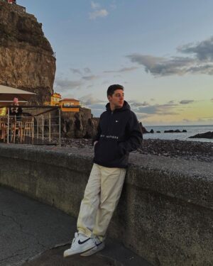 Tomás Silva Instagram - dump tardio do segundo dia em que percebi que a madeira é mais instável que eu, com vaquinhas na estrada, chuva do nada e tempo incrível depois com pôr do sol magnífico 🌊🌅🫰🏻