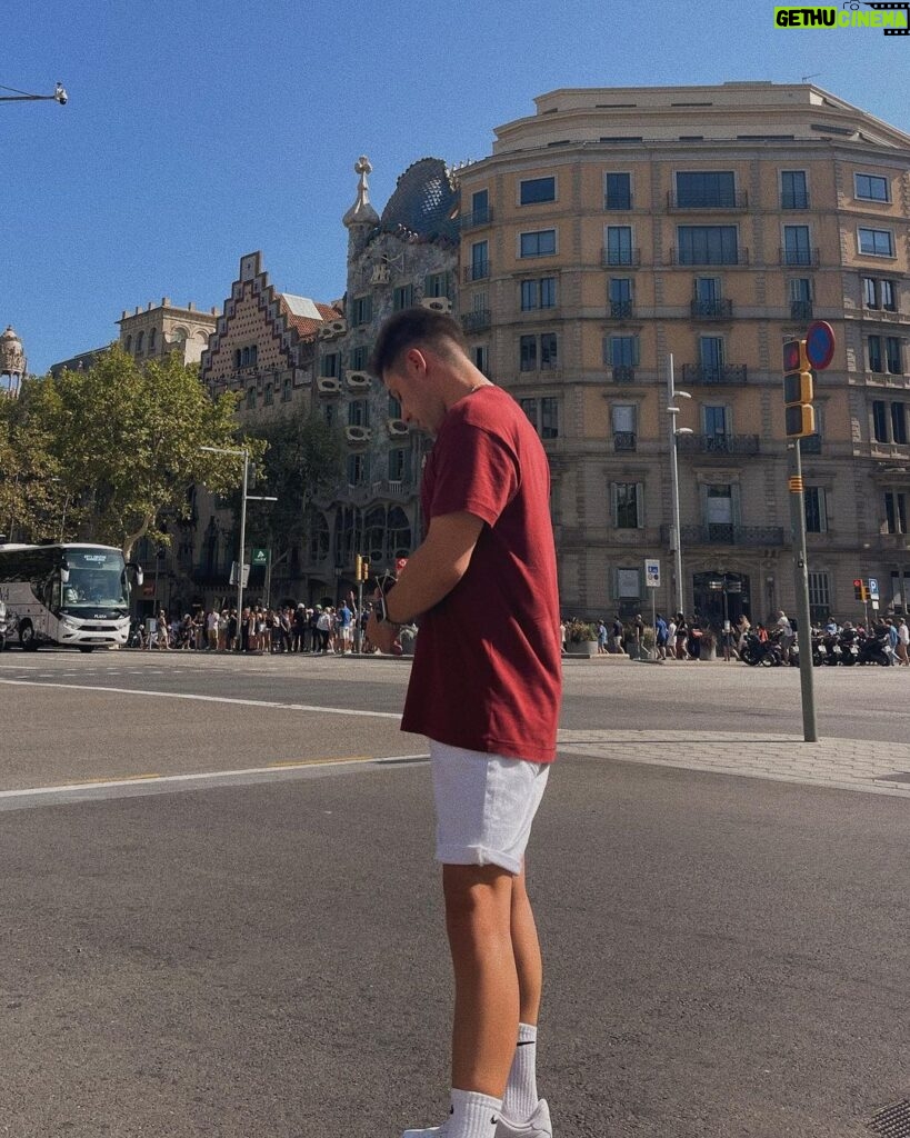 Tomás Silva Instagram - so far so good 🍦🌞 Barcelona, Spain