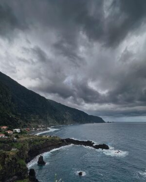 Tomás Silva Instagram - dump tardio do segundo dia em que percebi que a madeira é mais instável que eu, com vaquinhas na estrada, chuva do nada e tempo incrível depois com pôr do sol magnífico 🌊🌅🫰🏻