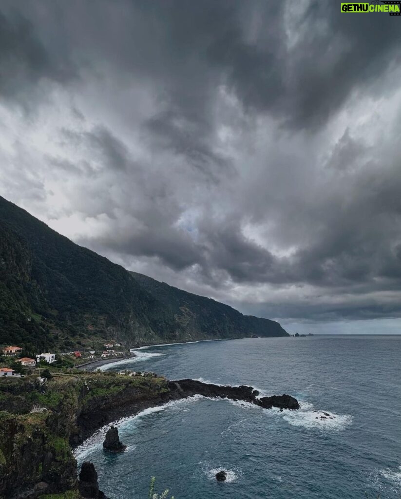Tomás Silva Instagram - dump tardio do segundo dia em que percebi que a madeira é mais instável que eu, com vaquinhas na estrada, chuva do nada e tempo incrível depois com pôr do sol magnífico 🌊🌅🫰🏻 Madeira, Portugal