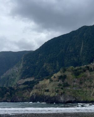 Tomás Silva Instagram - dump tardio do segundo dia em que percebi que a madeira é mais instável que eu, com vaquinhas na estrada, chuva do nada e tempo incrível depois com pôr do sol magnífico 🌊🌅🫰🏻