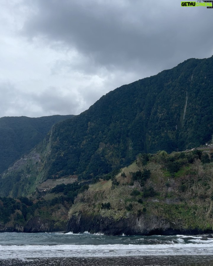 Tomás Silva Instagram - dump tardio do segundo dia em que percebi que a madeira é mais instável que eu, com vaquinhas na estrada, chuva do nada e tempo incrível depois com pôr do sol magnífico 🌊🌅🫰🏻 Madeira, Portugal