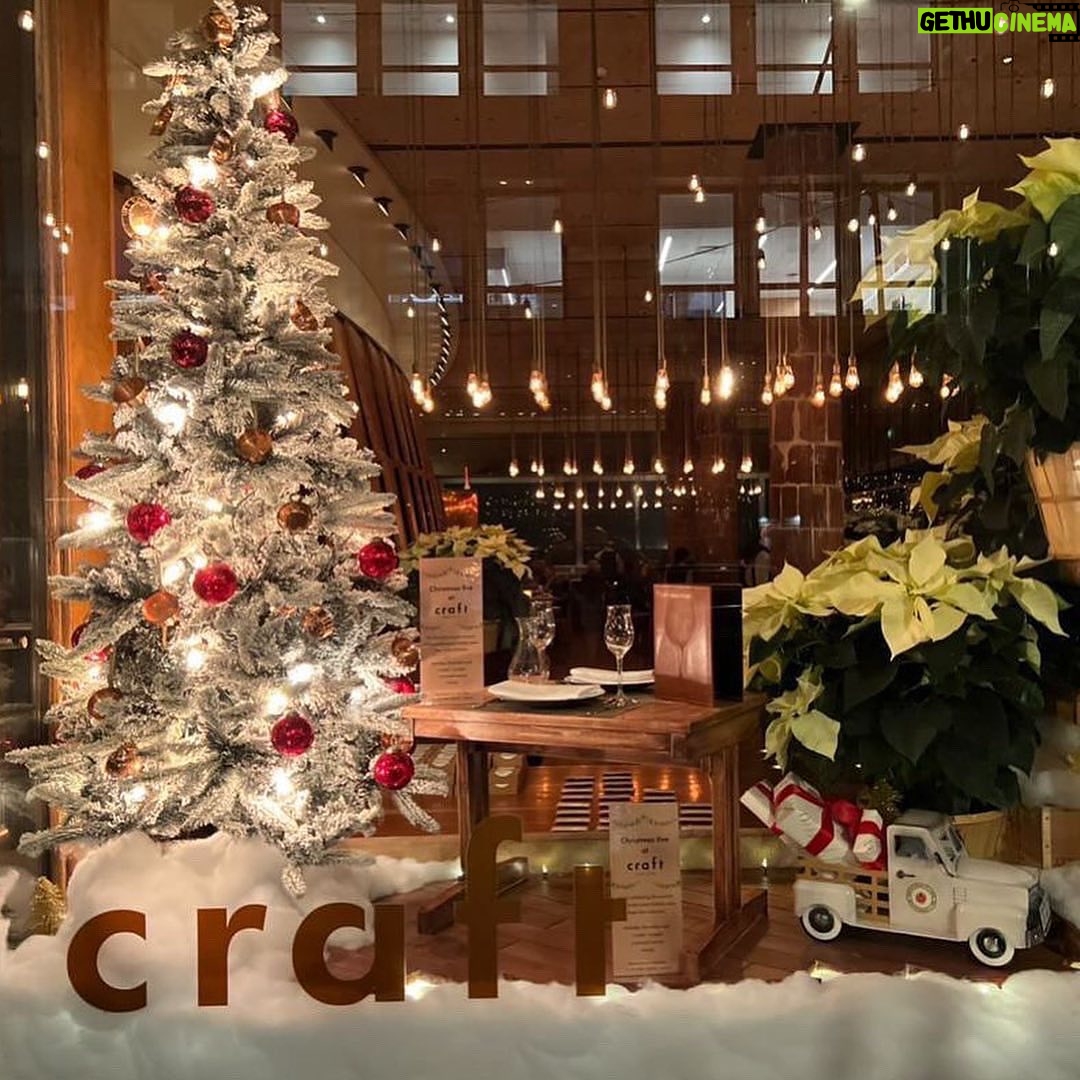 Tom Colicchio Instagram - The holidays are always a special time at 19th & Park, and this year is no different. Starting with the @craft_newyork Holiday Window. A celebration of all the people who have supported our mission these last 22 years, our staff, our purveyors, our partners, and our guests. And then these is @vallatanyc. What started as a pandemic pop-up is now a bustling trattoria welcoming so many old friends & new neighbors. On behalf of both teams I want to thank everyone for their support, and I can’t wait to see what 2023 with bring. I hope that many of you have a plan to stop by 19th & Park this holiday season to celebrate all that we have achieved together. If you have yet to make your holiday plans here are just a few celebrations, menus & dining experiences my team & I are planning. ✨ Christmas Eve @vallatanyc. Serving brunch until 2:30pm followed by dinner with some seafood additions straight from my family table. ✨ My Ultimate Holiday Roast Menu available for Christmas Eve pickup @craft_newyork. ✨ Our brand-new weekend brunch service @vallatanyc. ✨ And last but not least, @craft_newyork’s New Year’s Eve Dinner Party featuring a one-night only tasting menu and music from @hudsonhorns. Christmas Eve pickup & NYE tickets are linked in my bio. Vallata reservations are available on @opentable & @resy. HAPPY HOLIDAYS! #craftnyc #vallatanyc #happyholidays #makepeoplehappy New York, New York