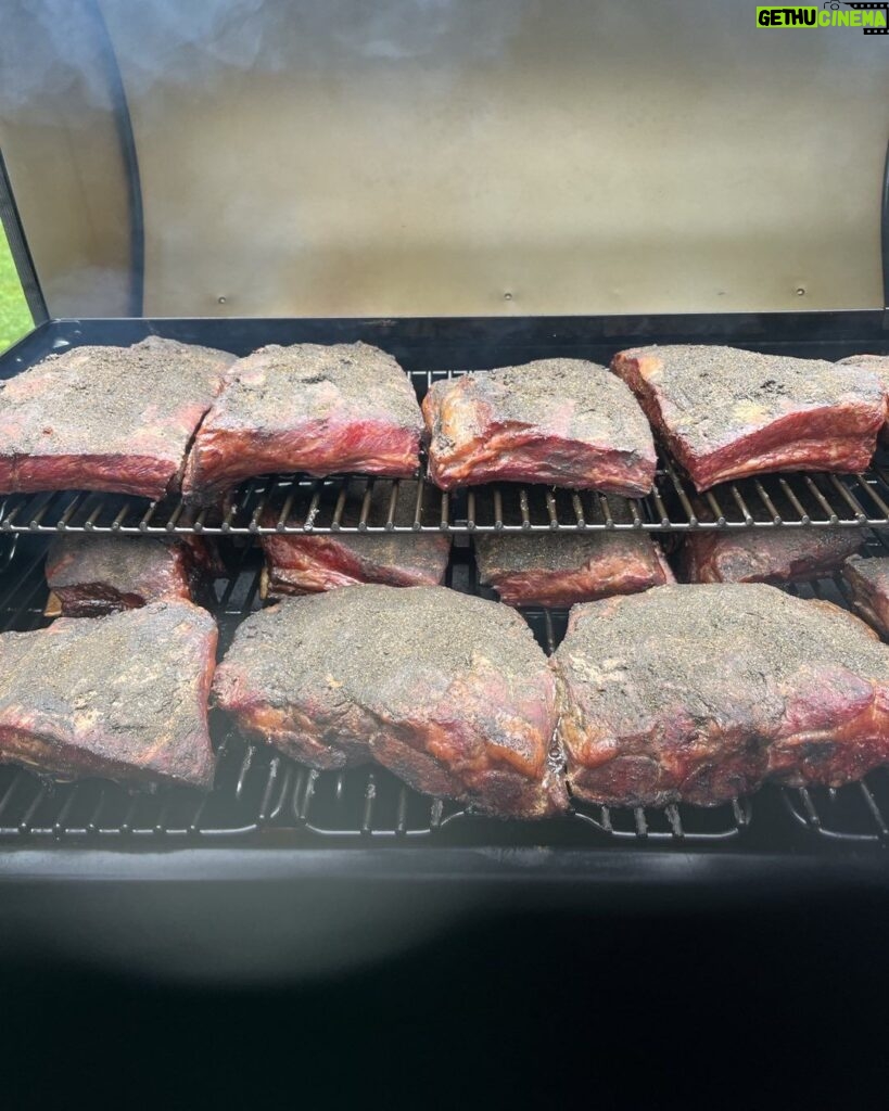 Tom Colicchio Instagram - 6am, Ribs in the smoker. #traeger