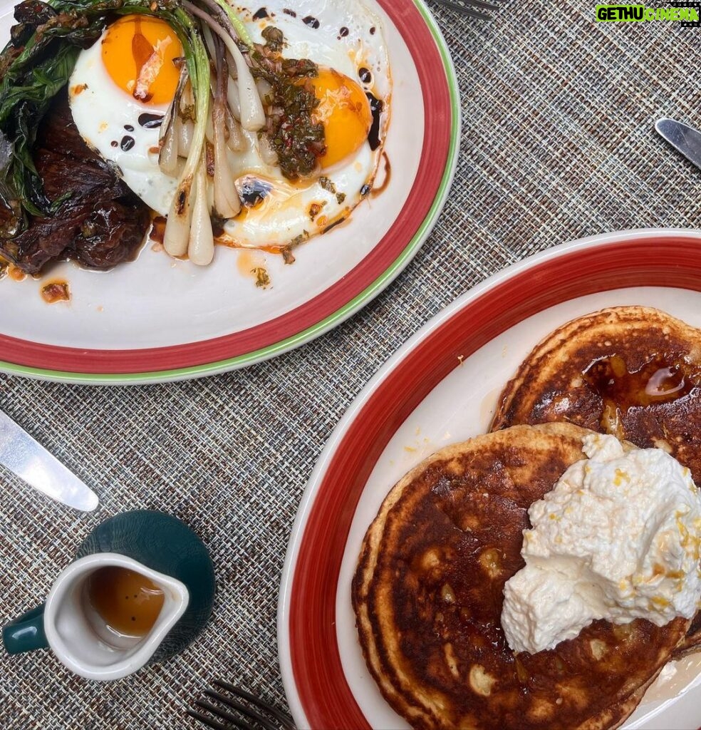 Tom Colicchio Instagram - Skirt Steak & Eggs + Lemon Ricotta Pancakes is weekend brunch at @vallatanyc. #planningahead #weekendbrunch #makepeoplehappy