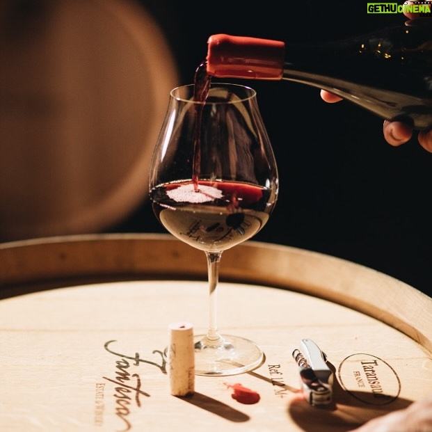 Tom Colicchio Instagram - In collaboration with @flatironwines, Craft NYC is hosting iconic Napa Valley winery, @fantescawine on Tuesday, February 27 to explore a range of their current releases & select library wines - all highlighting the exceptional quality of Napa Valley & Sonoma County. This unforgettable evening, showcasing the work of cult wine queen, Heidi Barrett & hosted by wine virtuoso, @dlynnproctor will feature 8 curated wines from the Fantesca Estate & 5 tasting courses by @tomcolicchio. 🍷 Full menu details & tickets are now on @resy. 🔗 Link in our bio to book. #craftnyc #winedinner #fantesca #tasting #napavalley #cultwine #heidibarrett #californiawine #topnycrestaurants #unionsquareny #resy #makepeoplehappy Craft New York