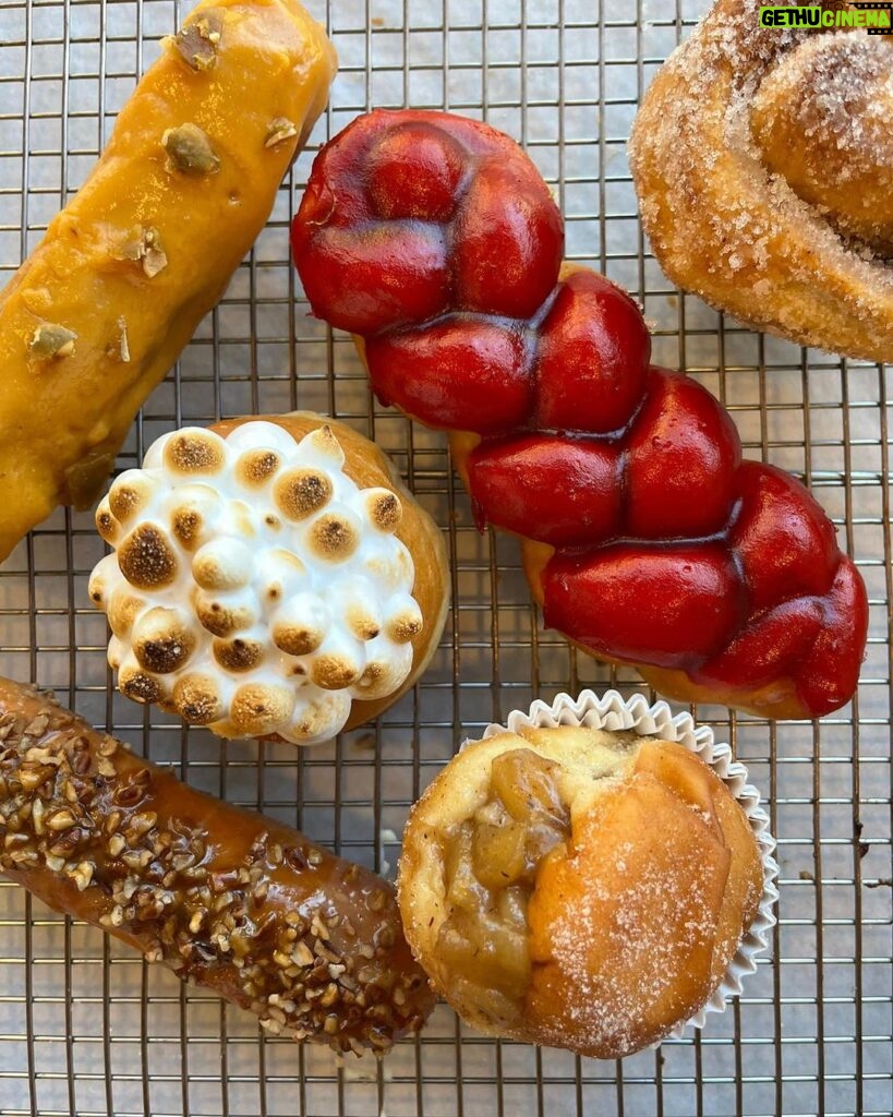 Tom Colicchio Instagram - 🎉 Our collab box with @tomcolicchio is back, and we are sooooo excited! Preorders are on our website but we’ll also have some extras starting Monday and we’ll be open Thanksgiving day till 1PM. These doughnuts bring Thanksgiving flavors to life! Each box features: - Pecan pie filled with vanilla diplomat - Pumpkin cheesecake - Cranberry-orange glazed braid - Sweet potato-meringue - Brown butter cinnamon bun Get yours before they're gone! 🍩✨
