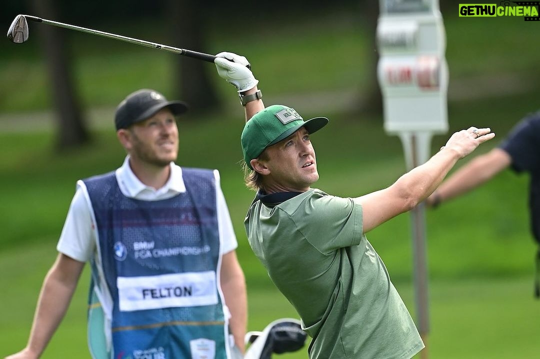 Tom Felton Instagram - Sometimes best one handed ⛳️