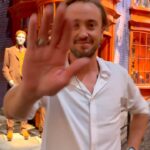 Tom Felton Instagram - It’s giving Draco Malfoy in his Ministry of Magic era 🐍 @t22felton ✨ @WBTourTokyo! . . . マルフォイと魔法省を探検！🐍 #トムフェルトン @t22felton が #ハリポタツアー の新しいセットを訪れてくれました！✨ #ハリポタツアー #WBTourTokyo