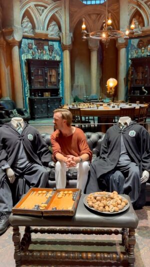 Tom Felton Instagram - 🐍 Malfoy Studio Tour, Tokyo!

@t22felton visits iconic Draco Malfoy sets @WBTourTokyo ahead of our launch event this evening! 
.
.
.
🐍マルフォイがスタジオツアー東京！

@t22felton は、今夜のオープニング前夜祭に先立ち、 #スタジオツアー東京 のドラコ・マルフォイの象徴的なセットに訪れました！

wbstudiotour.jp