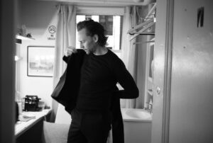 Tom Hiddleston Instagram - Jacket Weather. 🍁#BetrayalBroadway
📷: @jennyandersonphoto