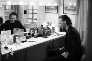Tom Hiddleston Instagram - Saturday night on Broadway.
#BetrayalBroadway
📷: @jennyandersonphoto