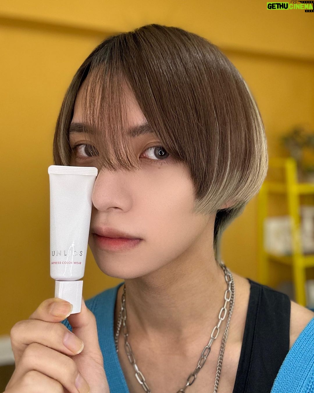 Toman Instagram - 『欲望のままに美しく。』 UNLICSは透明感のあるやわらかな肌を起点に 美への欲望を満たしていく スキンケア&ベースメイクブランドです。 今回、私が使用したのは 「 アンリクス インプレスカラーウェア 」 カラーはアップグレードブルーです。 4色のカラー展開で、お肌の色や質感をコントロールできるので その日の気分や、お肌に合わせてなりたい印象をつくれます。 アップグレードブルーを使ってみた感覚は 肌に乗せると優しく自然に、綺麗な素肌のように仕上がり その後にメイクを進めても適度に艶もあり 肌が明るくなった感覚です。 カラーは他に ・バーサトルベージュ ・タッチアップグリーン ・フォギーオレンジ があり、価格は3,080 円(税込み)です。 #PR #花王 #UNLICS #アンリクス
