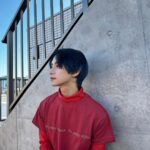 Toman Instagram - . new hair 🖤💙 ずっと髪を暗くするタイミングを計っていたけど LIVEに合わせてチームカラーの青をチラ見せです . 桃ちゃん家のおこめさん可愛すぎる🐶 テレビでお犬さんが映るたびに 「わんちゃんと遊びたいな〜」って 嘆いていたのがようやく叶った... 小さな頃からずっと犬と暮らす生活で 今は猫と暮らす生活だけど 犬と猫の可愛さのベクトルって全然違うので どっち派とかはなく とにかく動物が大大大好きです。 ずっと膝の上に乗ってくれてて 桃ちゃんに着いて歩く姿も 全部愛おしすぎた。癒されたな〜...